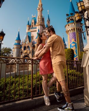 Victor Pecoraro Instagram - Disney photodump 🫶🏻

Sobre dias inesquecíveis, cheio de amor, diversão, amizade, cumplicidade e palhaçada que não podia faltar nesse grupo 🤣 

Registro By @fotos_na_disney 👏🏻

@victorpecoraro 
@amayaravieira 
@brendhahaddad 
@ricardogaeta_ 
@julianakelling 
@franklinmedrado 
@suhmedrado 
@beeafrancaa 
@alexandreagostinho 

😘❤️