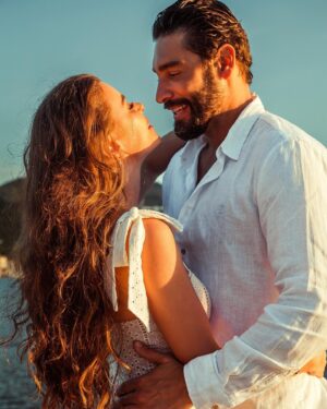 Victor Pecoraro Instagram - Futuros Sr. & Sra. Morais Pecoraro.

Por toda vida!!! 

Até Jesus voltar e nos encontramos na eternidade. 

Meu coração está cheio de amor e gratidão.
Foto @jessicalimafotografia @leonardoagues 
Filmaker @antoniobier 
Produção @jkproducoesbr @julianakelling 
Joia de noivado @lavoro_arte_em_ouro 
Locação @marinapasseiosrj 
Músico @vanemersonsax 
Look @santhamodaoficial 

Obrigada por fazerem parte desse momento que fica eternizado.