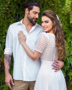 Victor Pecoraro Instagram - O nosso primeiro sim para uma jornada juntos.
Nesse dia o coração acelerou, as mãos tremiam e a felicidade tomou conta. Tamanha era a nossa gratidão a Deus. Pois Ele faz tudo novo, Ele restitui anos em dias, Ele é o dono do tempo e as Suas promessas nunca falham. 

Gênesis 19:17 “Assim que os tiraram da cidade, um deles disse a Ló: "Fuja por amor à vida! Não olhe para trás e não pare em lugar nenhum da planície! Fuja para as montanhas, ou você será mor­to!"

As promessas de Deus é vida!!!
Não pare e nem olhe para trás pois grandes coisas tem o Senhor pra ti. O seu lugar de morada e no alto nas montanhas. 

🤍
Foto: @jessicalimafotografia 
Vestido: @santhamodaoficial 
Alianças: @reisman_aliancas