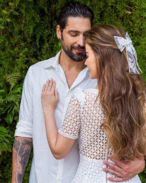 Victor Pecoraro Instagram - O nosso primeiro sim para uma jornada juntos.
Nesse dia o coração acelerou, as mãos tremiam e a felicidade tomou conta. Tamanha era a nossa gratidão a Deus. Pois Ele faz tudo novo, Ele restitui anos em dias, Ele é o dono do tempo e as Suas promessas nunca falham. 

Gênesis 19:17 “Assim que os tiraram da cidade, um deles disse a Ló: "Fuja por amor à vida! Não olhe para trás e não pare em lugar nenhum da planície! Fuja para as montanhas, ou você será mor­to!"

As promessas de Deus é vida!!!
Não pare e nem olhe para trás pois grandes coisas tem o Senhor pra ti. O seu lugar de morada e no alto nas montanhas. 

🤍
Foto: @jessicalimafotografia 
Vestido: @santhamodaoficial 
Alianças: @reisman_aliancas