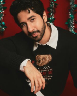 Vihaan Samat Instagram - Feeling the holiday magic with @poloralphlauren 🎅

#RLGifts #RLHoliday #PoloRLStyle 
@collectiveindia #Ad