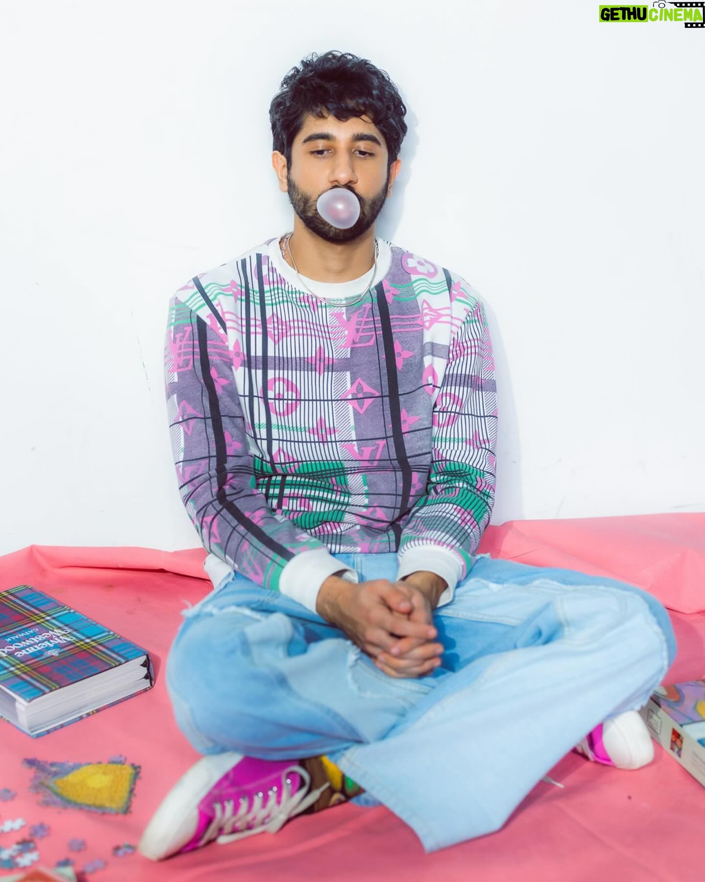 Vihaan Samat - 15.8K Likes - Finding the right piece
Photographed by: @appurvashah
Makeup: @shraddha_dattaa
Styling: @pearl_ramani21
Art direction: @fromshah
Studio: @spacecalledblu
Special thanks @melaniesinghhh