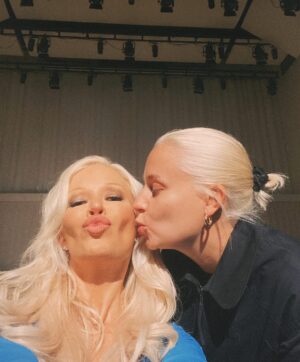 Viivi Huuska Instagram - Tapasin @lindalampeniusofficial viime vuonna ensimmäisen kerran Tukholmassa, hän tuli mua vastaan kentälle. Nähtiin toisemme ja halattiin heti. Mietin heti, että hän on paljon lyhyempi kun ajattelin ja sen jälkeen katsoin hänen hiuksiaan - yhtä palaneet ku mun. Alettiin puhuun siitä, kuinka vaikeeta vetyblondia on ylläpitää, sitä jatku joku tunti.  Siitä se homma sit lähti ja meillä se lähti aika kovaa. Linda olet tehny aivan valtavan hienon uran ja millä pieteetillä, sulla on uskomaton karisma ja kyky ottaa mikä tila tahansa haltuun. Kiitos, kun luotit ja päästit lähelle. YOU ARE AN ICON! 

@sarrischonert dokumenttisarjan pääohjaaja oli työstänyt projektia ja mä heittäydyin soppaan mukaan toiseksi ohjaajaksi. Sarri sä olet mielettömän lämmin, aistiva ja rauhallinen ohjaaja. Ihailen sun työtä ja (hermoja) suuresti. Haluaisin vaan olla sun lähellä, kun siitä aina tulee maadottunut olo. 

Tuottaja @sippojenni kanssa lähti kans juttu omille urillensa, hän on Lappeenrannasta ja meillä oli niin hyviä hetkiä. Go deep or go home. Kiitos kun jaksoit. Oot upea herkkä ihminen, arvostan sun työskentelytapaa suuresti ja oon onnellinen, että me ollaan tutustuttu. 

Ja kiitos kaikki, jotka oli tässä mukana. @miiumariia @irmaister @miikkaelpakarinen @petterilappalainen @haukia @jannesuono @karo_kangas @anskuheiskanen @davidefloreno @shotbybonham ja kaikki muut. Kiitos ❤️

Ja tietenkin meidän vastaava tuottaja @riinakullas - kiitos  tuesta ja luottamuksesta.

Ja siis menkää katsomaan tää dokumenttisarja Linda @mtv3suomi @moskitotelevision WE ARE PROUD! 💜
