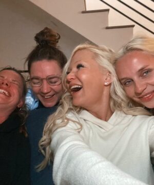 Viivi Huuska Instagram - Tapasin @lindalampeniusofficial viime vuonna ensimmäisen kerran Tukholmassa, hän tuli mua vastaan kentälle. Nähtiin toisemme ja halattiin heti. Mietin heti, että hän on paljon lyhyempi kun ajattelin ja sen jälkeen katsoin hänen hiuksiaan - yhtä palaneet ku mun. Alettiin puhuun siitä, kuinka vaikeeta vetyblondia on ylläpitää, sitä jatku joku tunti.  Siitä se homma sit lähti ja meillä se lähti aika kovaa. Linda olet tehny aivan valtavan hienon uran ja millä pieteetillä, sulla on uskomaton karisma ja kyky ottaa mikä tila tahansa haltuun. Kiitos, kun luotit ja päästit lähelle. YOU ARE AN ICON! 

@sarrischonert dokumenttisarjan pääohjaaja oli työstänyt projektia ja mä heittäydyin soppaan mukaan toiseksi ohjaajaksi. Sarri sä olet mielettömän lämmin, aistiva ja rauhallinen ohjaaja. Ihailen sun työtä ja (hermoja) suuresti. Haluaisin vaan olla sun lähellä, kun siitä aina tulee maadottunut olo. 

Tuottaja @sippojenni kanssa lähti kans juttu omille urillensa, hän on Lappeenrannasta ja meillä oli niin hyviä hetkiä. Go deep or go home. Kiitos kun jaksoit. Oot upea herkkä ihminen, arvostan sun työskentelytapaa suuresti ja oon onnellinen, että me ollaan tutustuttu. 

Ja kiitos kaikki, jotka oli tässä mukana. @miiumariia @irmaister @miikkaelpakarinen @petterilappalainen @haukia @jannesuono @karo_kangas @anskuheiskanen @davidefloreno @shotbybonham ja kaikki muut. Kiitos ❤️

Ja tietenkin meidän vastaava tuottaja @riinakullas - kiitos  tuesta ja luottamuksesta.

Ja siis menkää katsomaan tää dokumenttisarja Linda @mtv3suomi @moskitotelevision WE ARE PROUD! 💜