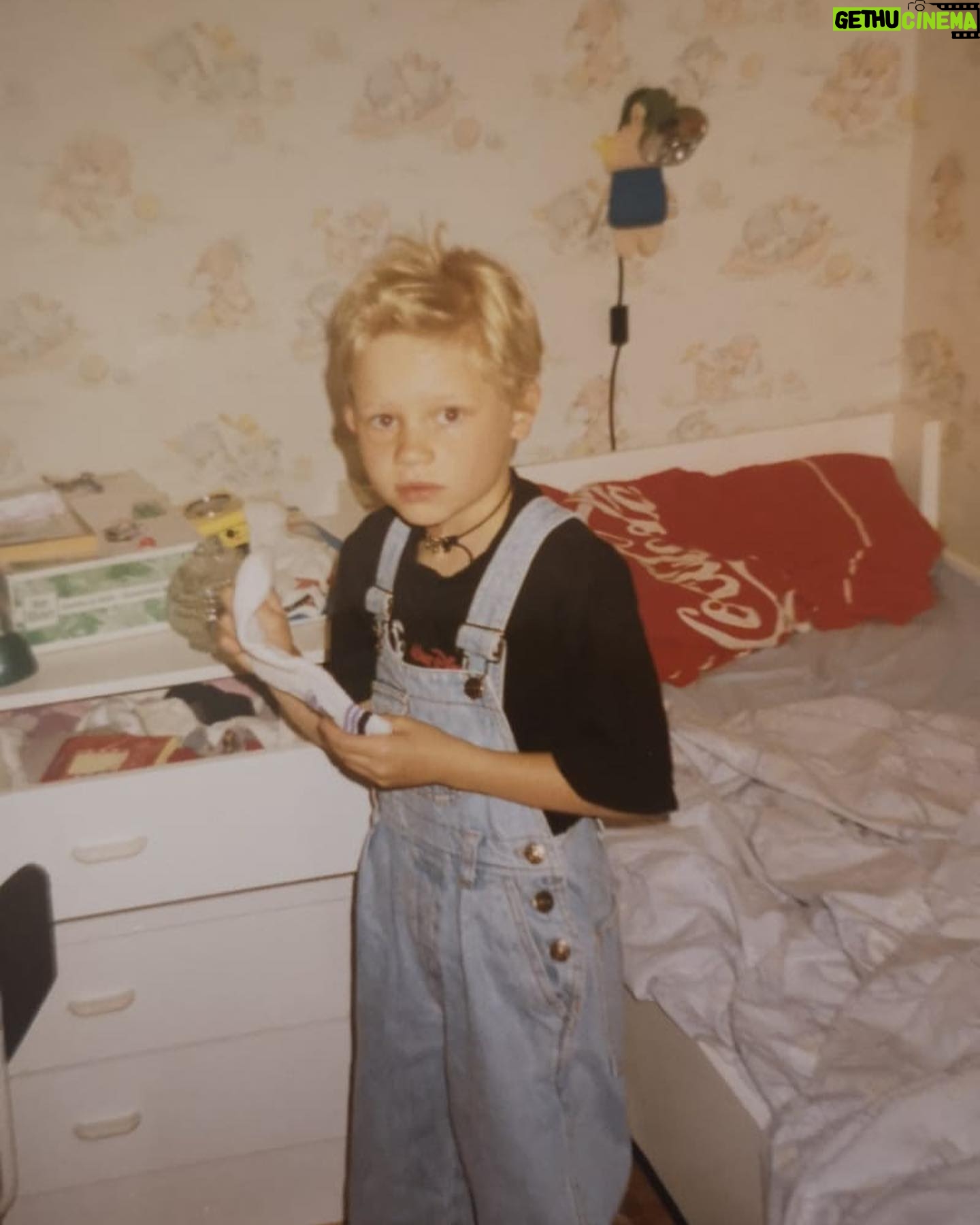Viivi Huuska - 2.2K Likes - Kaupallisessa yhteistyössä @kalevamedia kanssa
Kankaanpää oi sinä, minkä minusta teit. Olen puhunut paljon suhteestani Kankaanpäähän. Lähdin paikkakunnalta ovet paukkuen 16-vuotiaana ja tuntui että se oli tarpeellista. Halusin tavoitella unelmiani. Se oli oikea päätös, mutta tiedän että minulla tulee aina olemaan kankaanpääläinen identiteetti, jota kannan ylpeänä. En koskaan haluaisikaan muuta.
Nyt Kankaanpää merkitsee minulle ennen kaikkea vapauta ja turvaa. Siellä on perheeni - suurin tukeni.
Rakastan iskelmämusiikin täyttämiä kesäiltoja, sateessa seisomista, saunomista ja luontoa. Sitä Kankaanpää on minulle.
Kuuntele @podplaysuomi oululaisen näyttelijän Dennis Nylundin @dennisatanylund jakso kotiseuturakkaudesta. Jakso tuntuu hyvin samaistuttavalta itsestä pikku paikkakuntalaisesta. #kotiseuturakkaus