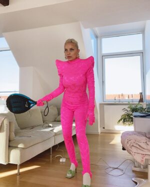 Viivi Huuska Instagram - Kaupallinen yhteistyö w/ @mtv3suomi 
 
Muodin huipulle on back. 
 
Kaikki, jotka tuntee mut tietää, että oon aina samoissa vaatteissa. Musta löysä huppari ja musta housut. Oon kuitenkin rakastanut muotia ihan todella pienestä asti ja sitä, että sen avulla voin yksilönä eriyttää itseni muista, piiloutua, astua esiin tai kuulua ryhmään - miltä vaan itsestä minäkin päivänä tuntuu. 
 
Mulla on olemassa todella rakas kokoelma suomalaisten muotisuunnittelijoiden mulle tehtyjä tai kustomoituja vaatteita. Mä rakastan niitä ja uskon, että en tuu koskaan luopumaan niistä. Niihin liittyy suuria muistoja, joita kannan mukanani aina. 
 
Arvostan muotisuunnittelijoita, he luovat uutta ja heijastavat suurella tapaa ajankuvaa. Ihana päästä tutustumaan näihin uusiin Muodin huipulle -kisaajiin, ohjelma alkoi torstaina 2.2. MTV3-kanavalla ja MTV Katsomossa.
 
Halusin testaa, miltä näyttää, jos käyttäisin näitä asuja myös mun päivittäisessä arjessa:
 
1. Sami Eskelisen suunnittelema asu sopii padel-vaatteeksi
2. Sami Eskelisen suunnittelema asu sopii painojen nosteluun
3. Myös laajemmassa kuvassa
4. Mert Otsamon asu sopii roskien vientii
5. Vitun Leijan kustomoitu puvuntakki sopii, jos jano yllättää
 
#MuodinHuipulle #mtv3suomi @mtv3suomi