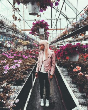 Viivi Huuska Instagram - Kaupallisessa yhteistyössä @kalevamedia kanssa
Kankaanpää oi sinä, minkä minusta teit. Olen puhunut paljon suhteestani Kankaanpäähän. Lähdin paikkakunnalta ovet paukkuen 16-vuotiaana ja tuntui että se oli tarpeellista. Halusin tavoitella unelmiani. Se oli oikea päätös, mutta tiedän että minulla tulee aina olemaan kankaanpääläinen identiteetti, jota kannan ylpeänä. En koskaan haluaisikaan muuta.

Nyt Kankaanpää merkitsee minulle ennen kaikkea vapauta ja turvaa. Siellä on perheeni - suurin tukeni. 

Rakastan iskelmämusiikin täyttämiä kesäiltoja, sateessa seisomista, saunomista ja luontoa. Sitä Kankaanpää on minulle. 

Kuuntele @podplaysuomi oululaisen näyttelijän Dennis Nylundin @dennisatanylund jakso kotiseuturakkaudesta. Jakso tuntuu hyvin samaistuttavalta itsestä pikku paikkakuntalaisesta. #kotiseuturakkaus