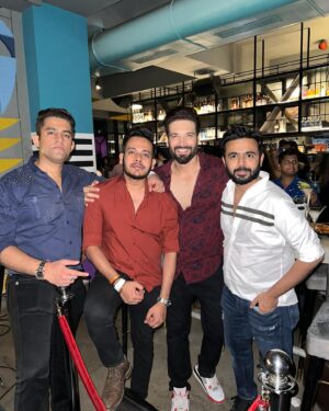 Vikas Verma Instagram - After a long I did a party night with the bros and their love life’s 

It was a good break from work and running around 

Keep your loved ones loved 
And close ones closer 💖

Loved the night 
@utsavchordia 
@foramsoni 
@prashantsharma0909 
@vishalmishhra 
And everyone