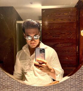 Vikas Verma Instagram - After 1 year 
And 5 projects with beard
I with heavy heart had to let the beard go 

But yeah it’s good to be back as I was forever 

What do you say ?