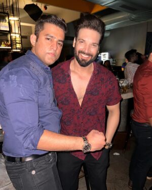 Vikas Verma Instagram - After a long I did a party night with the bros and their love life’s 

It was a good break from work and running around 

Keep your loved ones loved 
And close ones closer 💖

Loved the night 
@utsavchordia 
@foramsoni 
@prashantsharma0909 
@vishalmishhra 
And everyone