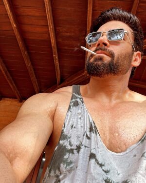 Vikas Verma Instagram - Bombay being the hottest 

42 degree 👀

With the highest humidity level 💀

#nosmoking 
#mumbai
#beachshoot 
#pyarishqpossesion
