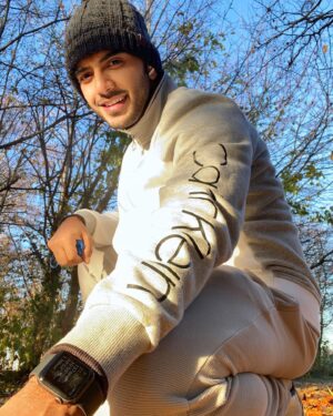 Vikram Singh Chauhan Instagram - Sabse zaroori kaam!

🤳