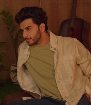 Vikram Singh Chauhan Instagram - 🎧🎶

#MeMyselfandI

📸 @_yash_warpe