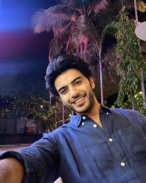 Vikram Singh Chauhan Instagram - …….Selfie waala love 🤳 🎶🎼