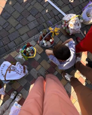 Viktor Hevko Instagram - Христос Воскрес!
Бажаю щоб світло, та віра в перемогу не згасала у наших серцях. 
Віримо в Бога бо він задля нас Воскрес і показав як сильно він нас любить, так сильно повинні і ми його любити та вірити🤍