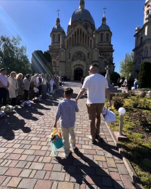 Viktor Hevko Instagram - Христос Воскрес!
Бажаю щоб світло, та віра в перемогу не згасала у наших серцях. 
Віримо в Бога бо він задля нас Воскрес і показав як сильно він нас любить, так сильно повинні і ми його любити та вірити🤍