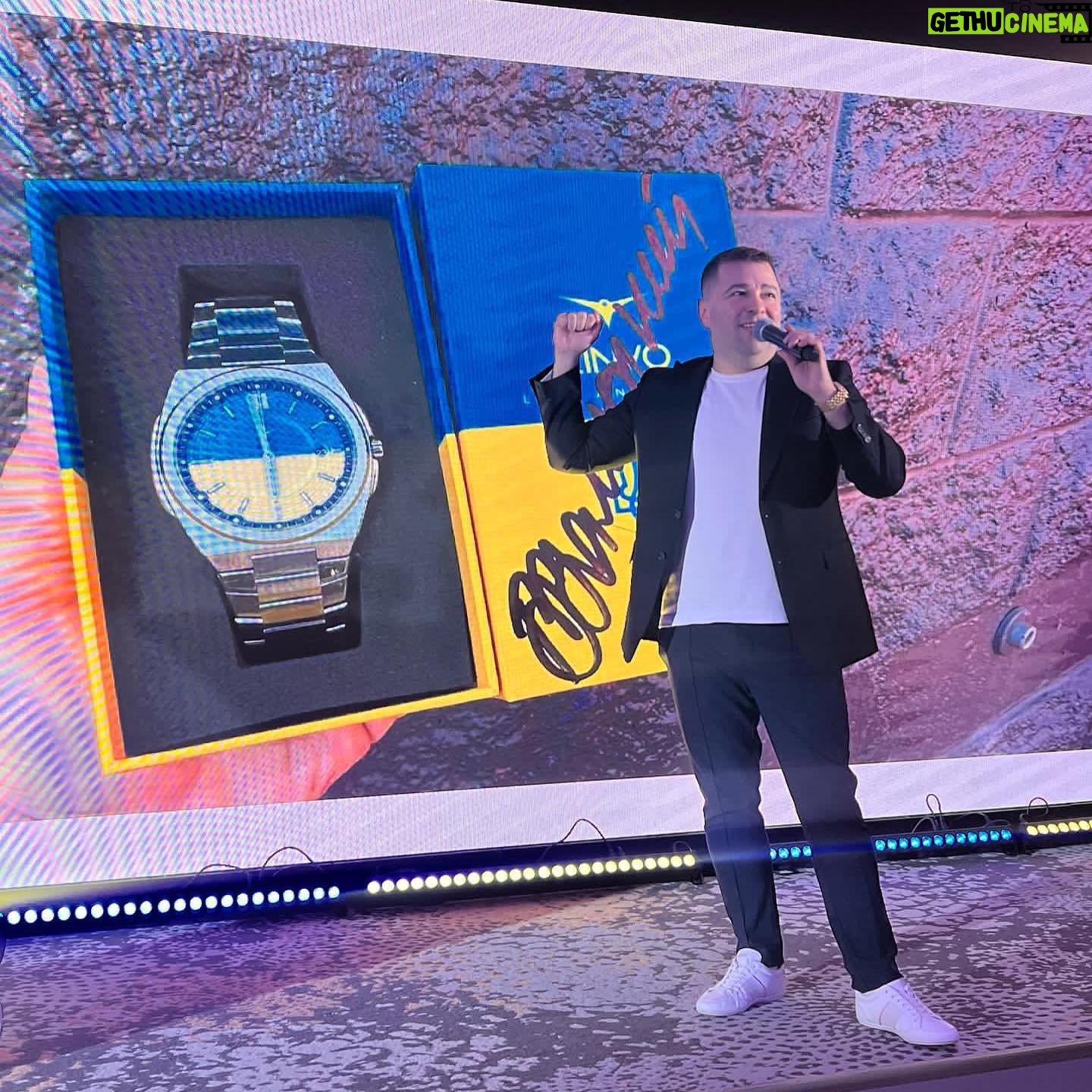 Viktor Hevko - 543 Likes - Подяка генералу Залужному за його працю і за підтримку своїм підписом лотів для аукціонів по збору для ЗСУ !