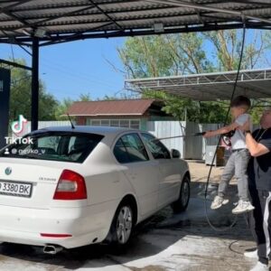 Viktor Hevko Instagram - Ідеально для миття авто 😂