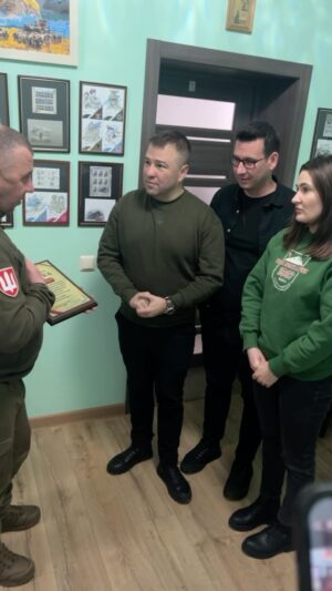 Viktor Hevko Instagram - Отримали із @vipternopil_official відзнаку від наших військових 💪 дякуємо їм за працю і Вам дорогі підписники, що долучаєтесь до наших зборів!  Це наша спільна нагорода. Всіх вітаю і рухаємось далі ! Збір на дрон тут 👇
Мотиль Віктор. Приват:
4731 2191 1532 9181
Монобанк:
5375411410430305
PayPal:
 volodymyr.mezin@gmail.com

Задонатив сьогодні ?