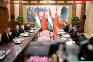 Viktor Orbán Instagram - Béke nem lesz magától, a békéért tenni kell! A békemisszió harmadik állomása: Peking.