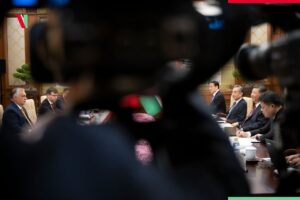 Viktor Orbán Instagram - Béke nem lesz magától, a békéért tenni kell! A békemisszió harmadik állomása: Peking.