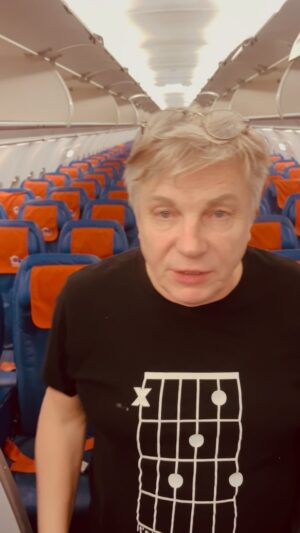 Viktor Saltykov Instagram - С Новым годом! А мы летим на одну ночь домой и снова ждёт нас ✈️ #оренбург#викторсалтыков#салтыков#гастроли