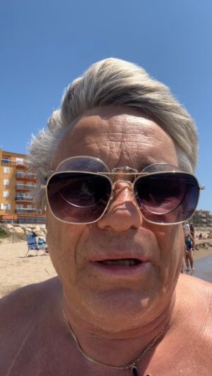 Viktor Saltykov Instagram - Диванный критик знает точно! 
Что где не так, причём заочно.😂
Он за компьютером, с пивком,
Во всё кидает грязный ком. 😂😂😂 
#салтыков#викторсалтыков#солнце#море#пляж