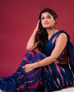 Vinali Bhatnagar Instagram - 1 or 2? 
.
.
.
.
📷: @media9manoj @mysouthdiva 
👗: @navneeth_bhansali @neerusindia @aneethaass_jewellery 
.
.
#tollywood #bollywood #instagramtags