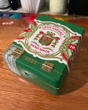Vince Giarrano Instagram - A new painting kit I made from this cool cigar box 🎨💚

#oilpainting #pochadebox #fineart #painting #pochadeboxpainting