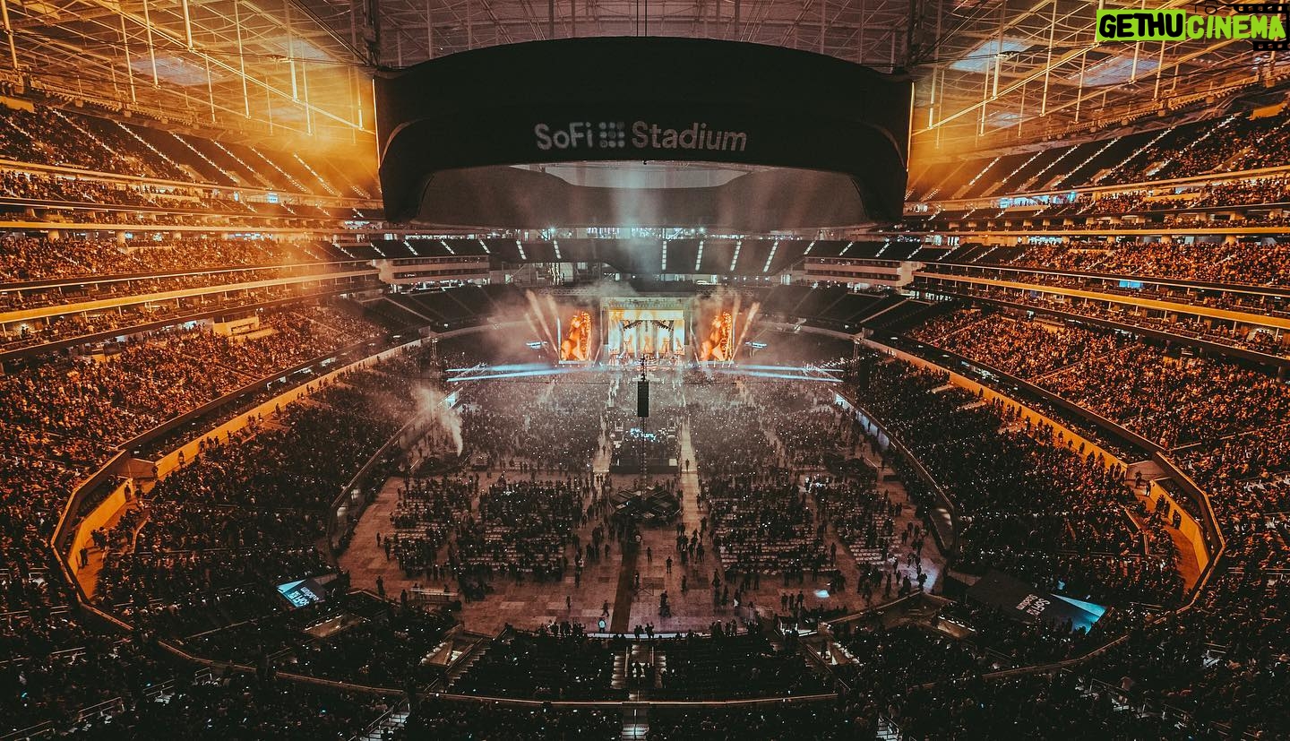 Vince Neil - 17.3K Likes - What an amazing welcome home!! Thank you 🙏
See you tonight San Diego
📸 : @samshapiromedia