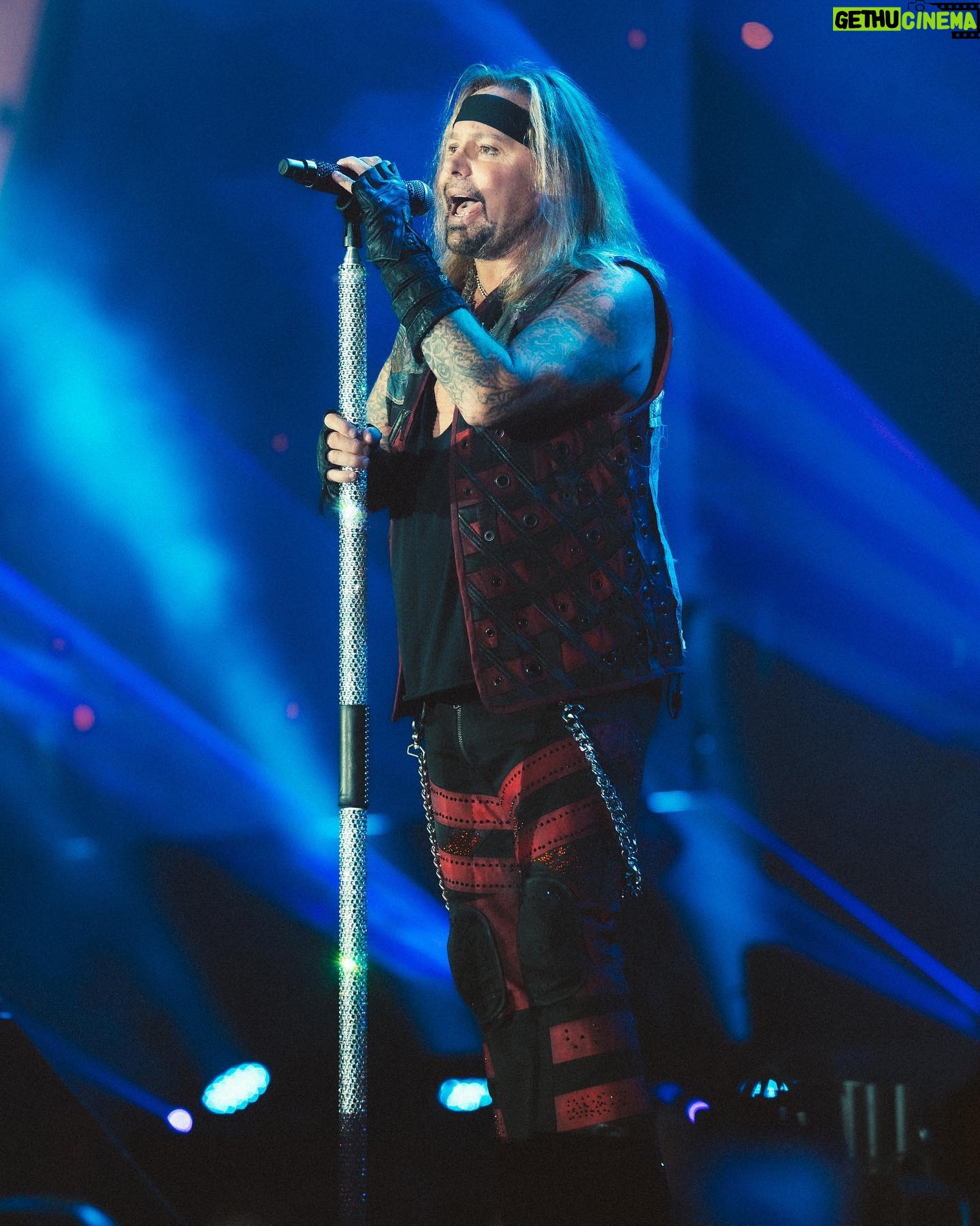 Vince Neil - 19.5K Likes - Indianapolis was kick ass! Thank you 🙌
A huge shout out to the crew that make all of this happen every day and long into the nights - they are the best!
📸: @samshapiromedia