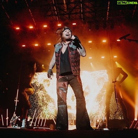 Vince Neil - 3 Likes - Glasgow! Awesome night to end the European tour for 2023! Thanks to everyone who came out and saw us!! Can’t wait to come back
@motleycrue
📸 : @lucasenglund