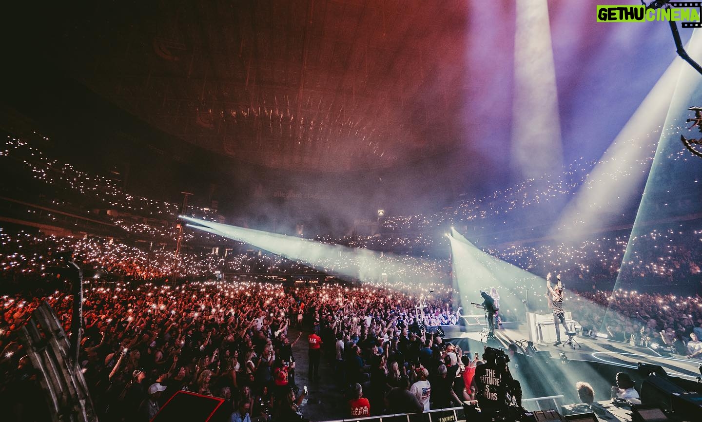 Vince Neil - 20.9K Likes - Las Vegas 🖤 A very special way to end an incredible stadium Tour!!
Vegas was my home for 28 years and I still love it there so to see so many of you coming out was mind blowing.
A huge shout out to all the hundreds and hundreds of people that it took to make #thestadiumtour a reality. Without them, none of this would have been possible. And a massive thank you to YOU, the fans‼️
Mötley Crüe will be back!
📸 @samshapiromedia