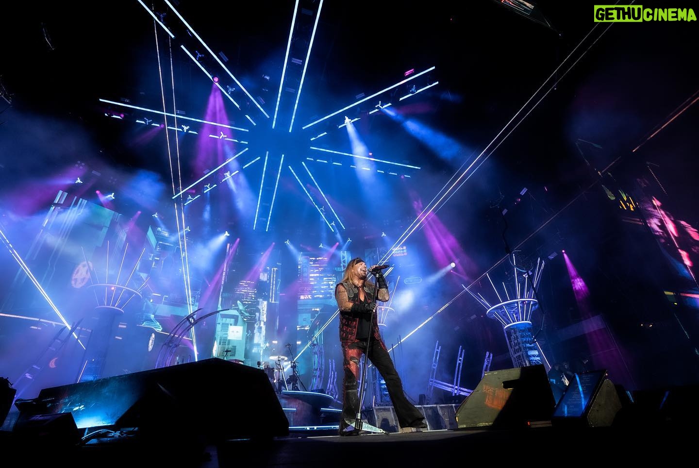 Vince Neil - 12.6K Likes - Wow! Kick ass night. Only one show to go.... hard to believe! See you in Vegas! 🔥
📸 : @samshapiromedia
