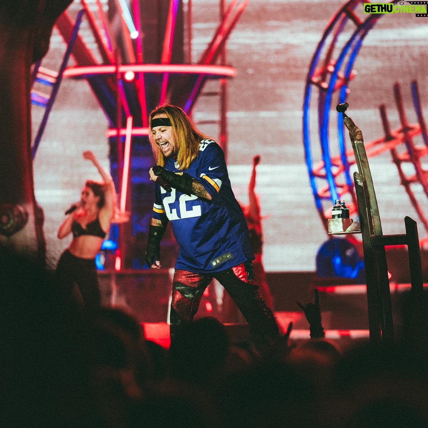 Vince Neil - 13K Likes - Minneapolis!! Thank you for a great night 🙌✊🔥🔥
📸 : @samshapiromedia