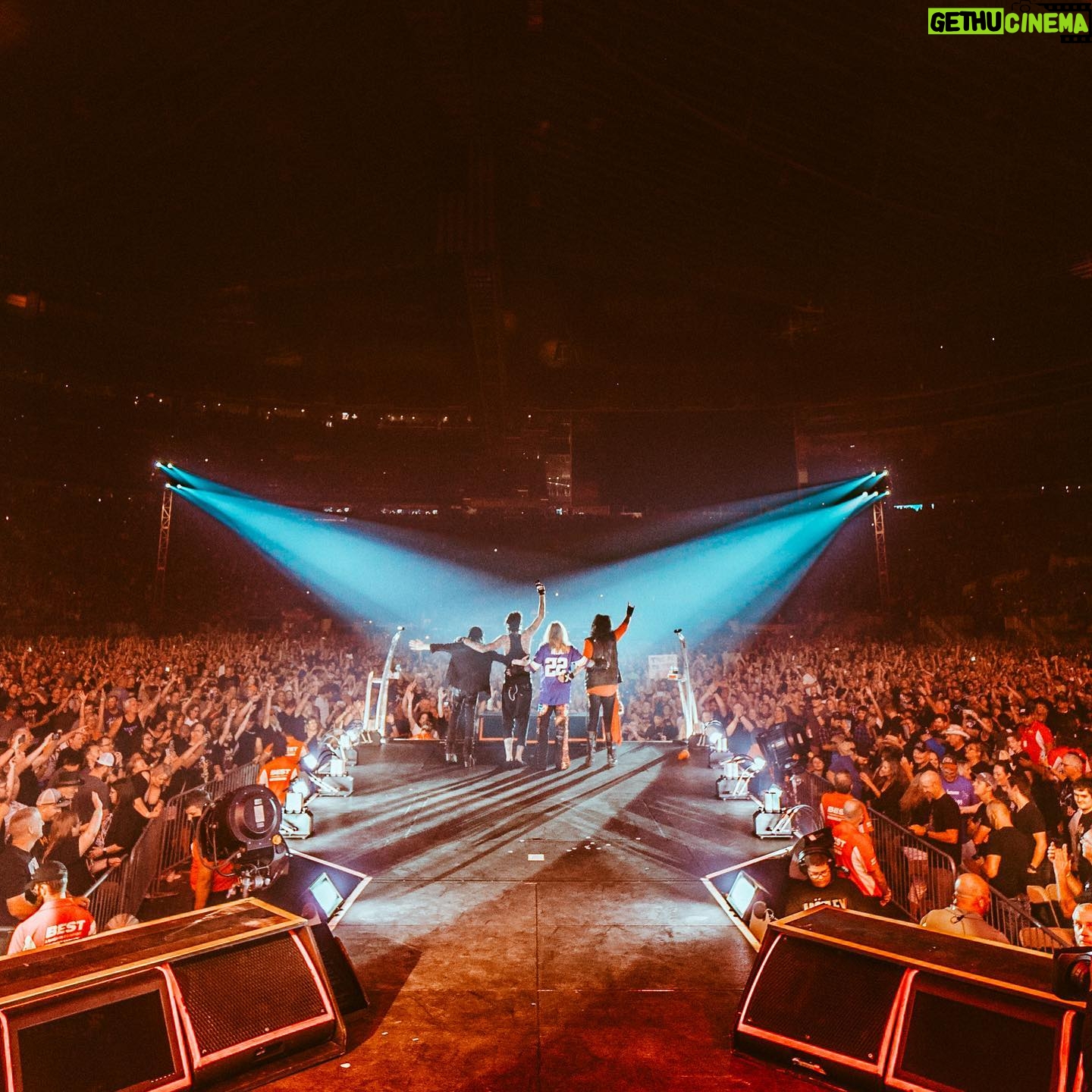 Vince Neil - 13K Likes - Minneapolis!! Thank you for a great night 🙌✊🔥🔥
📸 : @samshapiromedia