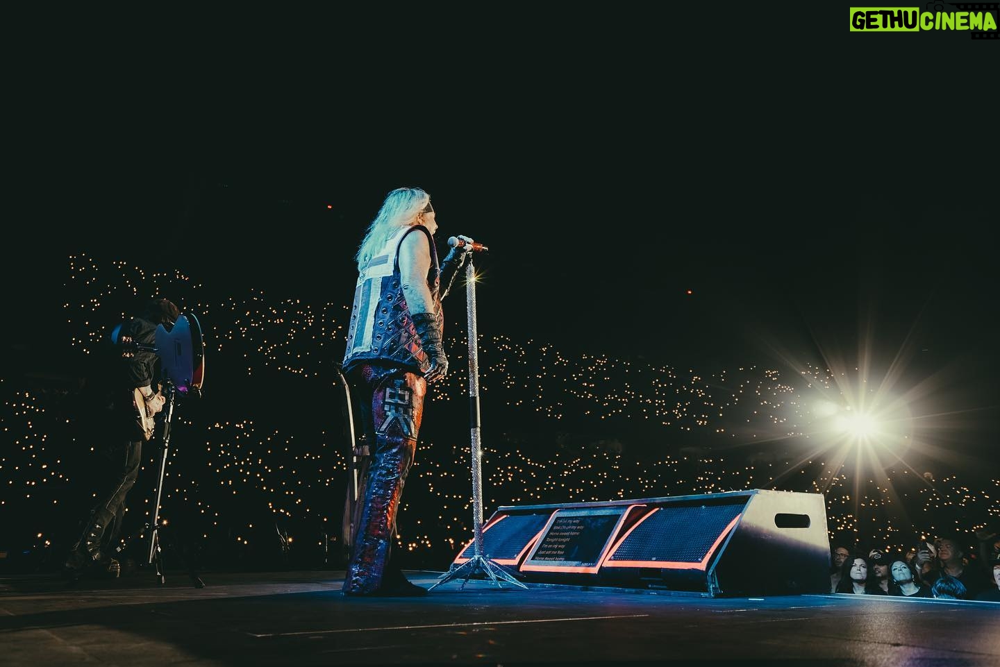 Vince Neil - 12.6K Likes - Wow! Kick ass night. Only one show to go.... hard to believe! See you in Vegas! 🔥
📸 : @samshapiromedia