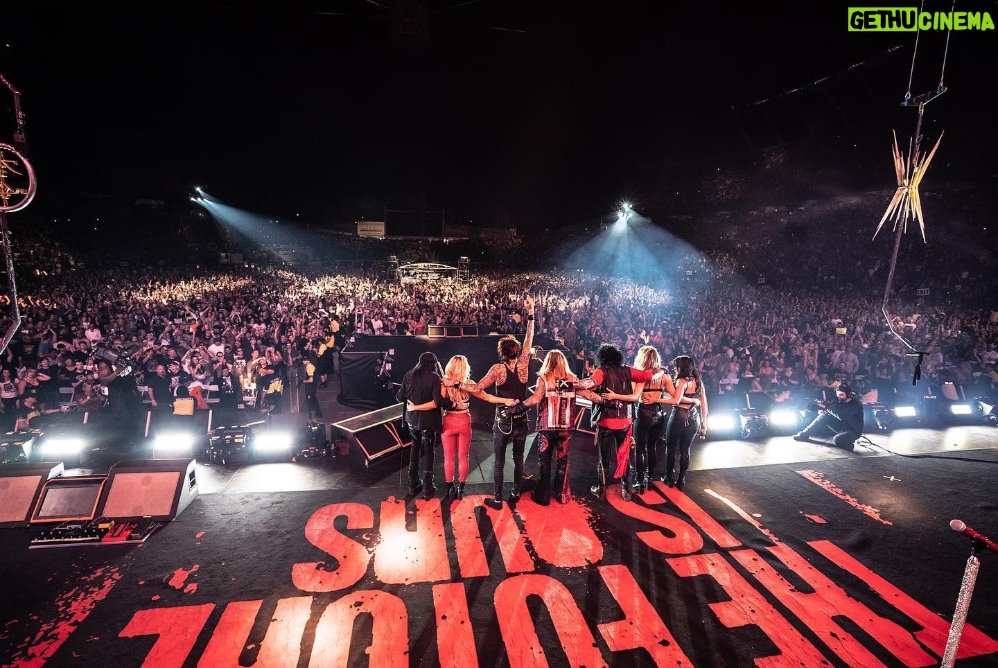 Vince Neil - 12.6K Likes - Wow! Kick ass night. Only one show to go.... hard to believe! See you in Vegas! 🔥
📸 : @samshapiromedia