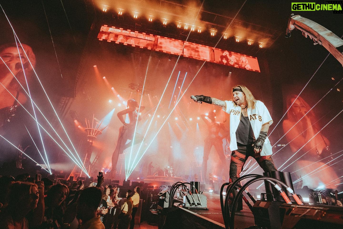 Vince Neil - 13.2K Likes - Pittsburgh was awesome on Friday night! 🔥🔥 - Minneapolis tonight, let’s do this‼️
#mötleycrüe
📸 @samshapiromedia