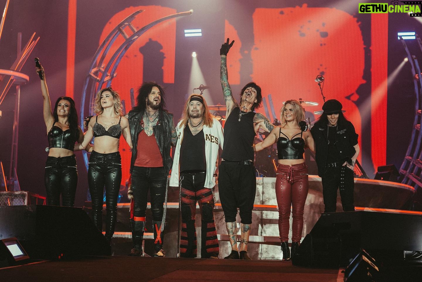 Vince Neil - 13.2K Likes - Pittsburgh was awesome on Friday night! 🔥🔥 - Minneapolis tonight, let’s do this‼️
#mötleycrüe
📸 @samshapiromedia