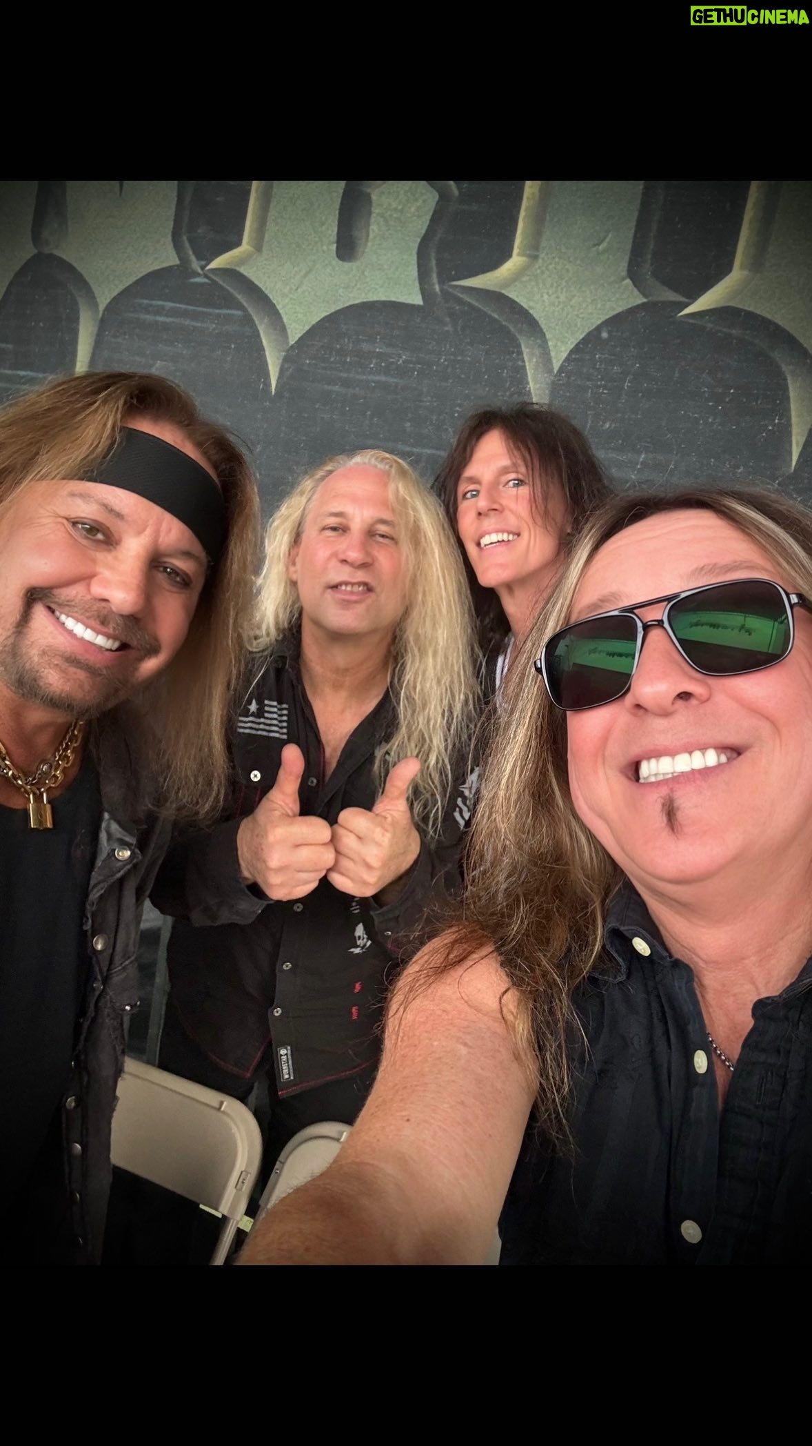 Vince Neil - 8.2K Likes - Thanks for Rockin’ with Dana, Blando, Zoltan & me over the weekend at Ribs-N-Rock Fest. in Boardman, OH.
@zoltanchaney @jeff_blando
🎥: @lvarae