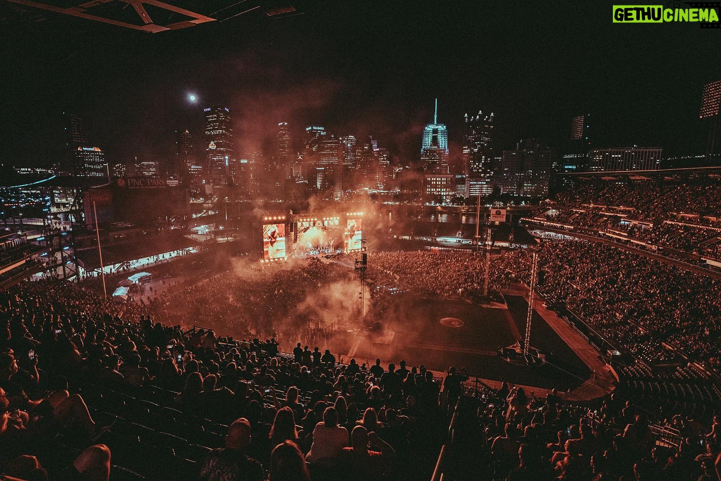 Vince Neil - 13.2K Likes - Pittsburgh was awesome on Friday night! 🔥🔥 - Minneapolis tonight, let’s do this‼️
#mötleycrüe
📸 @samshapiromedia