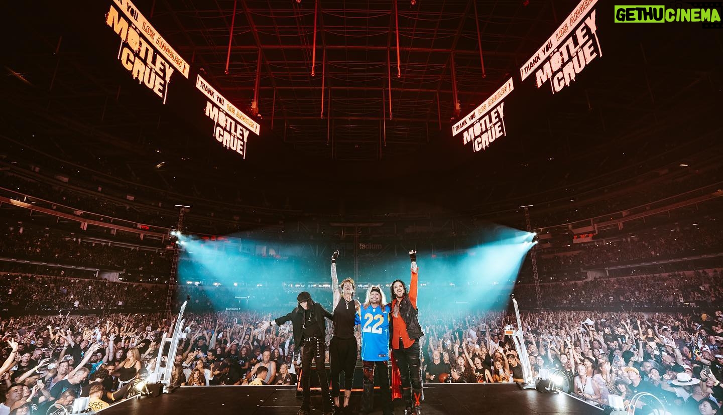 Vince Neil - 17.3K Likes - What an amazing welcome home!! Thank you 🙏
See you tonight San Diego
📸 : @samshapiromedia