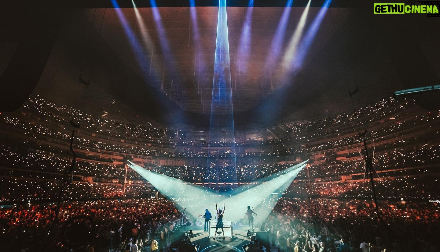 Vince Neil - 17.3K Likes - What an amazing welcome home!! Thank you 🙏
See you tonight San Diego
📸 : @samshapiromedia