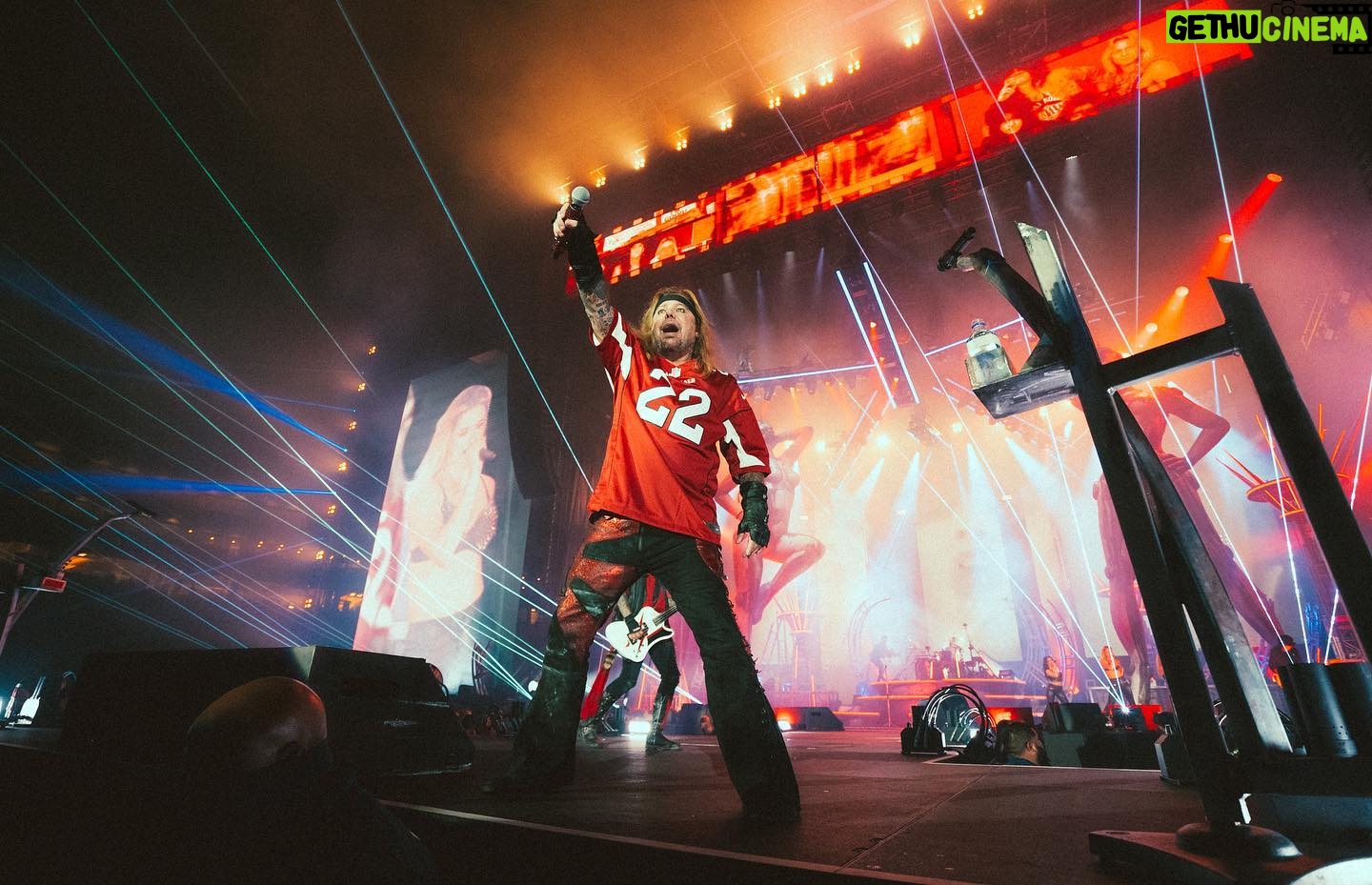 Vince Neil - 17.5K Likes - Phoenix! Awesome night, thank you all for coming. Heading to L.A‼️
📸: @samshapiromedia