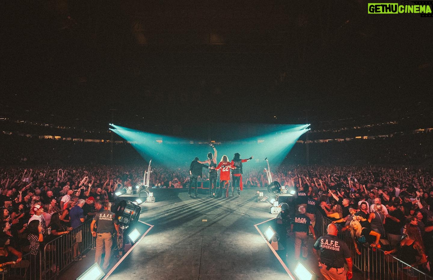 Vince Neil - 17.5K Likes - Phoenix! Awesome night, thank you all for coming. Heading to L.A‼️
📸: @samshapiromedia