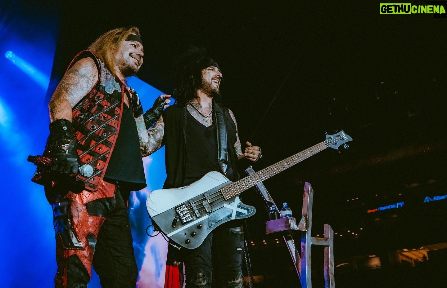 Vince Neil - 17.5K Likes - Phoenix! Awesome night, thank you all for coming. Heading to L.A‼️
📸: @samshapiromedia