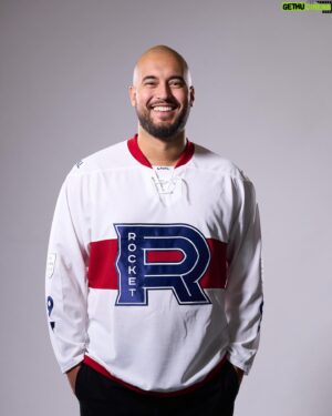 Vincent Beauregard Instagram - MÉGA ANNONCE‼️

Les amis, j’ai l’honneur de vous annoncer que  dès cette saison, je me joins à @olivierduclos en tant qu’animateur du @rocketlaval 🎉

Ce sera une saison INCROYABLE et nous nous assurerons de vous divertir au maximum à chaque match! 🔥

Généreux comme je suis, évidemment, je penses à vous! C’est exactement pourquoi je fais tirer 2 paires de billets pour le match d’ouverture CE VENDREDI le 14 Octobre!!!! 

Pour participer : 
-aime la publication
-tag en commentaire avec qui tu viendrais au match! 🥅

PS: @olivierduclos aussi fait ce concours 😉

J’ai hâte de vous voir vendredi 💙🤍❤️
BONNE SAISON 🏒
#GoRocket

*instagram n’est aucunement lié à ce concours.
#pub