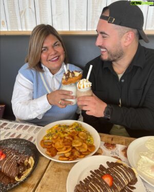 Vincent Beauregard Instagram - Les amis! La fête des Mères approche à grands pas et cette année j’ai décidé de gâter ma maman avec un déjeuner complet chez @loeufrier 🥞🍳
 
Pendant qu’on dégustait nos drinks farfelus et nos crêpes succulentes, ma mère et moi avons pensé à vous gâter et de vous offrir la chance de remporter une carte cadeau de 100$ à dépenser dans l’un des restaurants l’Oeufrier, près de chez vous! 🎉🎉 
 
Pour participer, c’est simple : 
 
- Like le post 
- Abonne-toi au compte @loeufrier 
- Tag avec qui tu irais manger un déjeuner complet chez @loeufrier 

J’annoncerai le gagnant le 6 mai prochain! 
Bonne chance à tous !!! 🤞🏼🙌🏼🤗