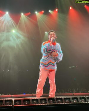 Vincent Kok Instagram - 打令開演唱會
如果我話鄭中基係一個好認真嘅人
大家可能以為我講笑
但的而且確阿基係一個好認真嘅人
尤其係關於音樂方面
我哋拍戲時
前期、拍攝期、後期
日日都會相見
唯獨是到錄音室錄主題曲時
是不設探班的
阿基對待音樂跟對待電影有
兩套迴然不同的哲學
電影點玩都得
音樂就要嚴肅處理
所以自從佢宣佈開演呎唱會後
就冇再搵佢
唔好阻住佢閉關養聲
點都估唔到佢由前一排舉嘢嘅肌肉大嚿佬
瘦到得番133磅
基本上番返去龍威嘅摩打腰狀態
聽住打令將我哋嘅主題曲逐首唱晒出嚟
《有種》
《猛龍特警隊》
《Beautiful People》
《我代你哭》
《傷心的小鸚鵡》
《無賴》
歲月都刻在音樂中
全是我倆友誼的主題曲
是你和我生命中的OST
都幾滾動

#鄭中基演唱會 
#機動娛樂 
#wee